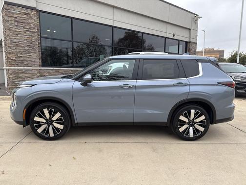 Moonstone Gray Metallic 2026 Mitsubishi Outlander SE S-AWC