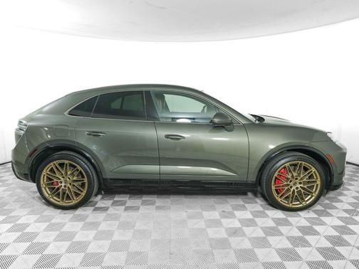 Aventurine Green Metallic 2025 Porsche Macan Macan Electric Turbo