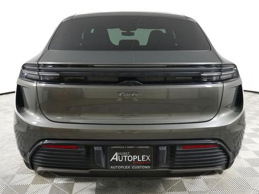 Aventurine Green Metallic 2025 Porsche Macan Macan Electric Turbo