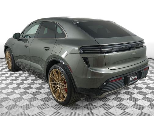 Aventurine Green Metallic 2025 Porsche Macan Macan Electric Turbo