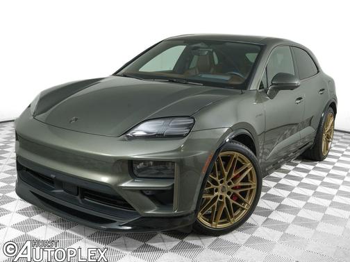 Aventurine Green Metallic 2025 Porsche Macan Macan Electric Turbo