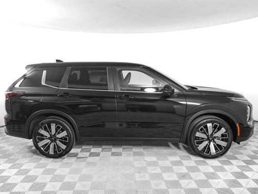 Labrador Black Pearl 2026 Mitsubishi Outlander SE
