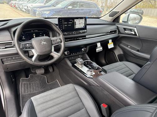 White Diamond 2026 Mitsubishi Outlander SE