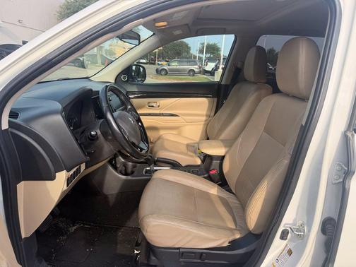 Diamond White Pearl 2016 Mitsubishi Outlander SEL