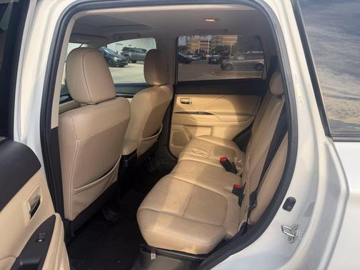 Diamond White Pearl 2016 Mitsubishi Outlander SEL