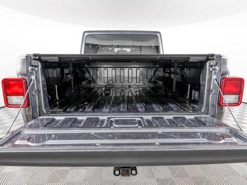 Granite Crystal Metallic Clearcoat 2023 Jeep Gladiator Willys 4x4