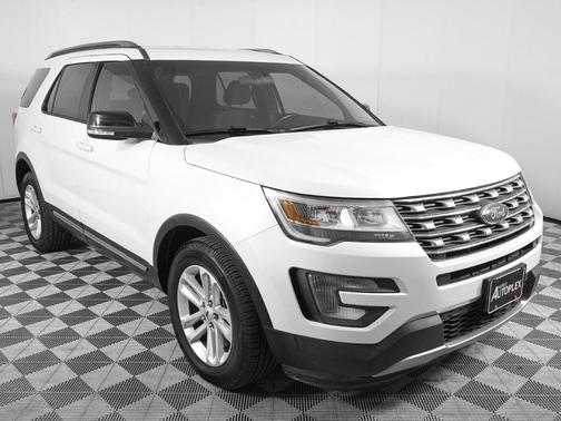 White Platinum Metallic Tri-Coat 2017 Ford Explorer XLT
