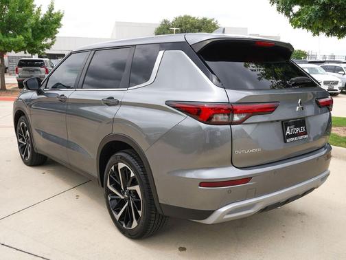 Mercury Gray Metallic 2024 Mitsubishi Outlander SE