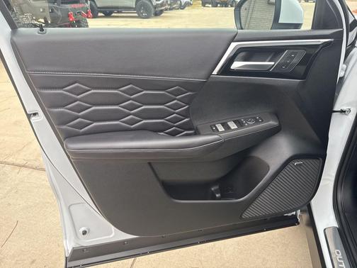 White Diamond 2026 Mitsubishi Outlander SEL
