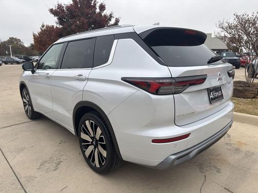 White Diamond 2026 Mitsubishi Outlander SEL