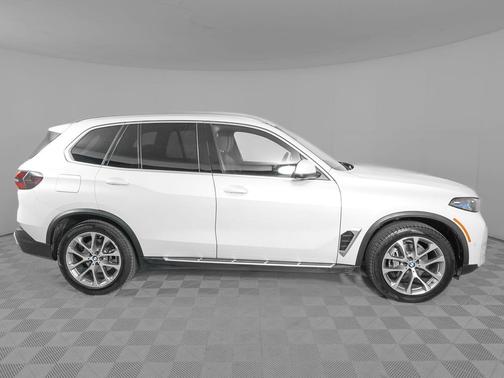 Mineral White Metallic 2025 BMW X5 xDrive40i