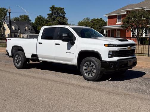 Summit White 2026 Chevrolet Silverado 2500 Custom