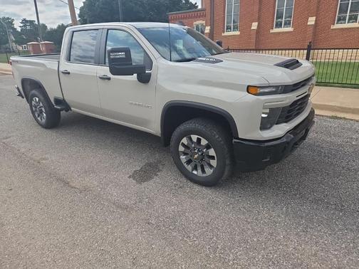 White Sand 2026 Chevrolet Silverado 2500 Custom
