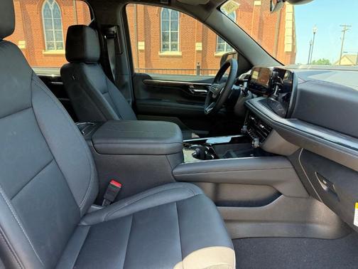 2025 Chevrolet Suburban LT