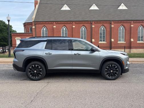 Sterling Gray Metallic 2026 Chevrolet Traverse LT