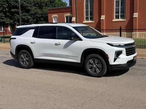 Summit White 2026 Chevrolet Traverse LT