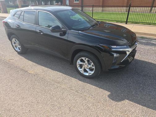 Mosaic Black Metallic 2026 Chevrolet Trax LS