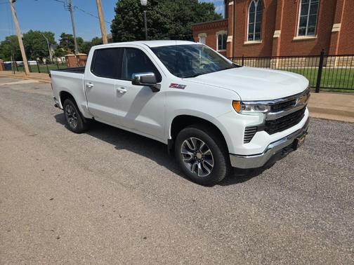 Summit White 2026 Chevrolet Silverado 1500 LT