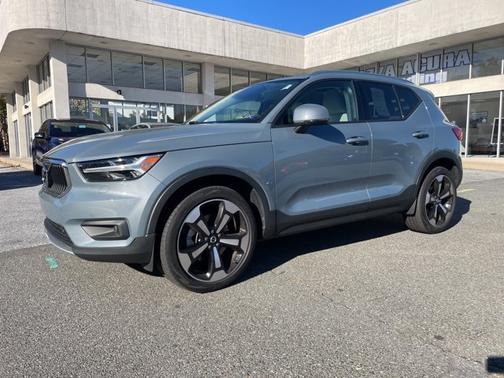 2022 Volvo XC40 Momentum