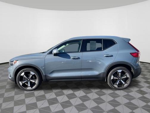 2022 Volvo XC40 Momentum