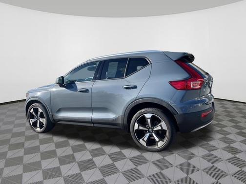 2022 Volvo XC40 Momentum