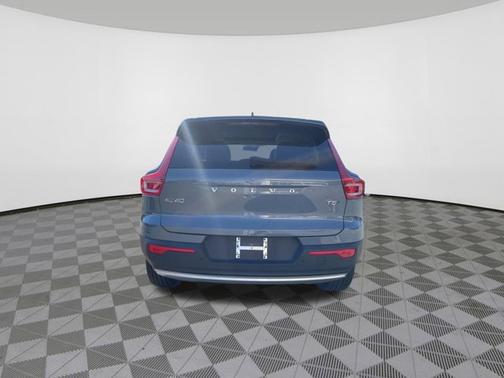 2022 Volvo XC40 Momentum