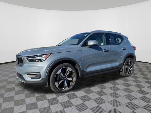 2022 Volvo XC40 Momentum