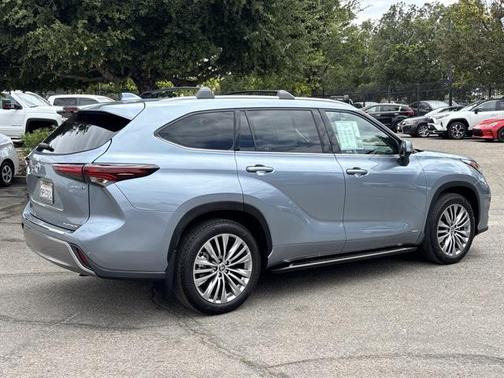 2024 Toyota Highlander Hybrid Platinum