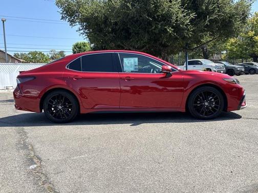 2022 Toyota Camry Hybrid SE