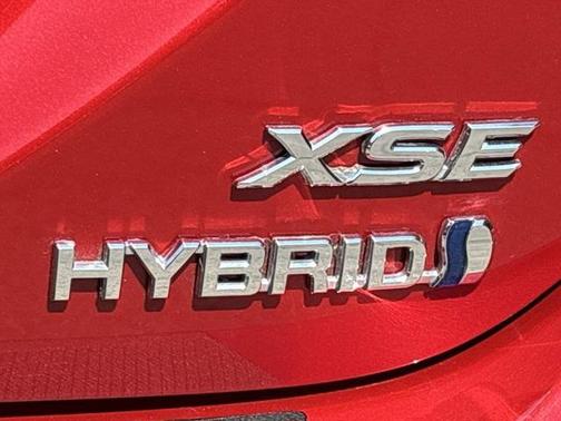 2022 Toyota Camry Hybrid SE