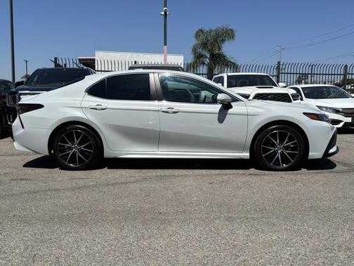 2024 Toyota Camry Hybrid SE