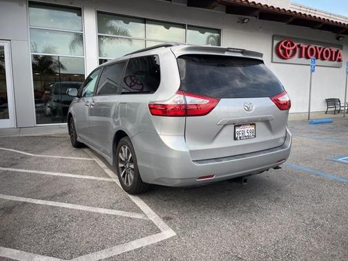 2018 Toyota Sienna LE