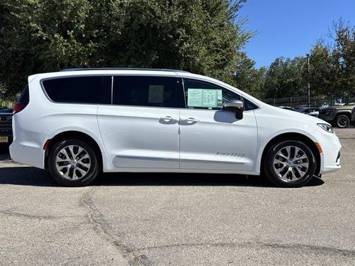 2025 Chrysler Pacifica L