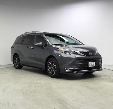 Magnetic Gray Metallic 2025 Toyota Sienna Platinum