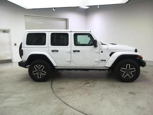 2025 Jeep Wrangler 4-Door Sahara 4x4