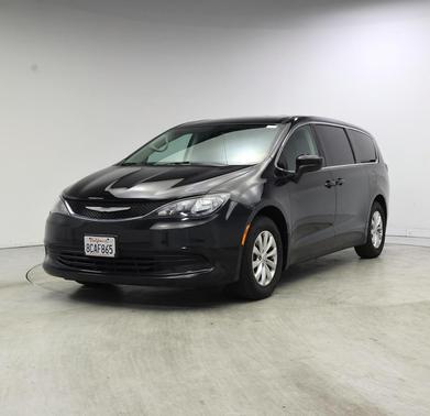 Brilliant Black Crystal Pearlcoat 2017 Chrysler Pacifica Touring