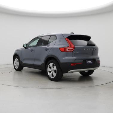2022 Volvo XC40 T5 Momentum