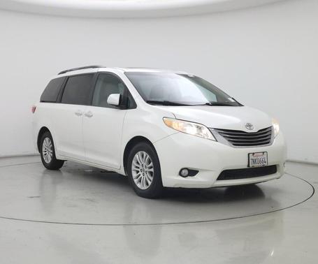 White 2015 Toyota Sienna XLE