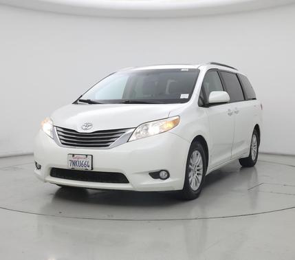 White 2015 Toyota Sienna XLE