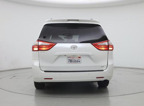 White 2015 Toyota Sienna XLE