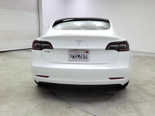 Pearl White Multi-Coat 2022 Tesla Model 3 Standard Range