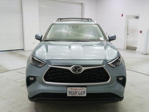 Moon Dust 2023 Toyota Highlander XLE