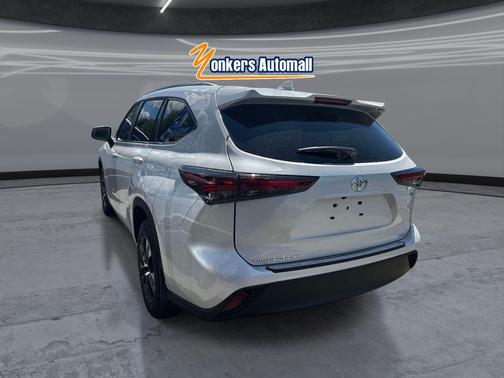 White 2025 Toyota Highlander Hybrid XLE