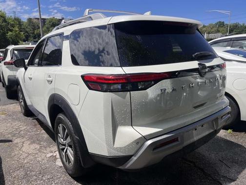 2023 Nissan Pathfinder SL 4WD
