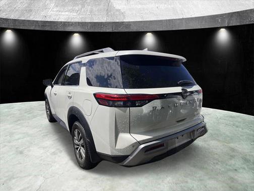 2023 Nissan Pathfinder SL 4WD