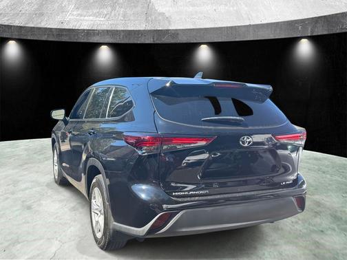 2022 Toyota Highlander LE