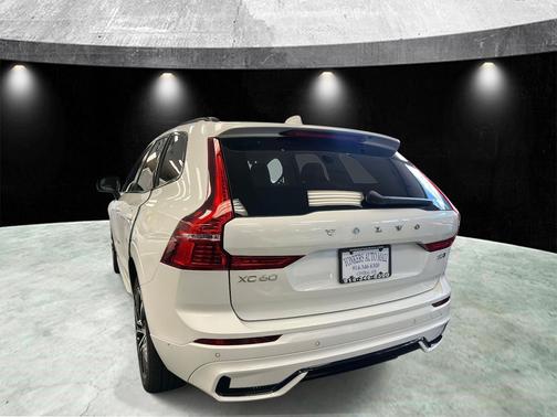 2023 Volvo XC60 B5 Plus Dark Theme