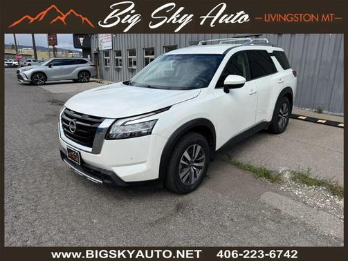 White 2024 Nissan Pathfinder SL
