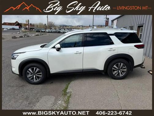 White 2024 Nissan Pathfinder SL