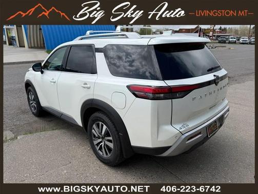 White 2024 Nissan Pathfinder SL